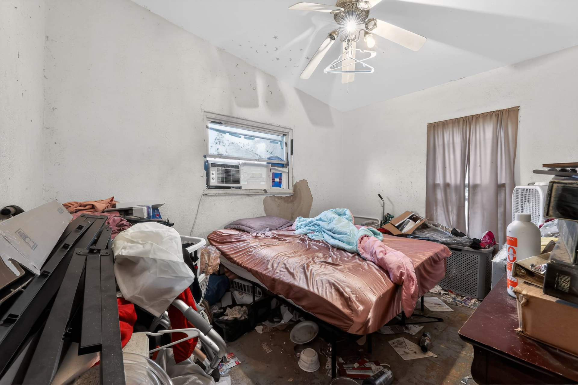 Bedroom before remodeling at 4431 Southmore Dr