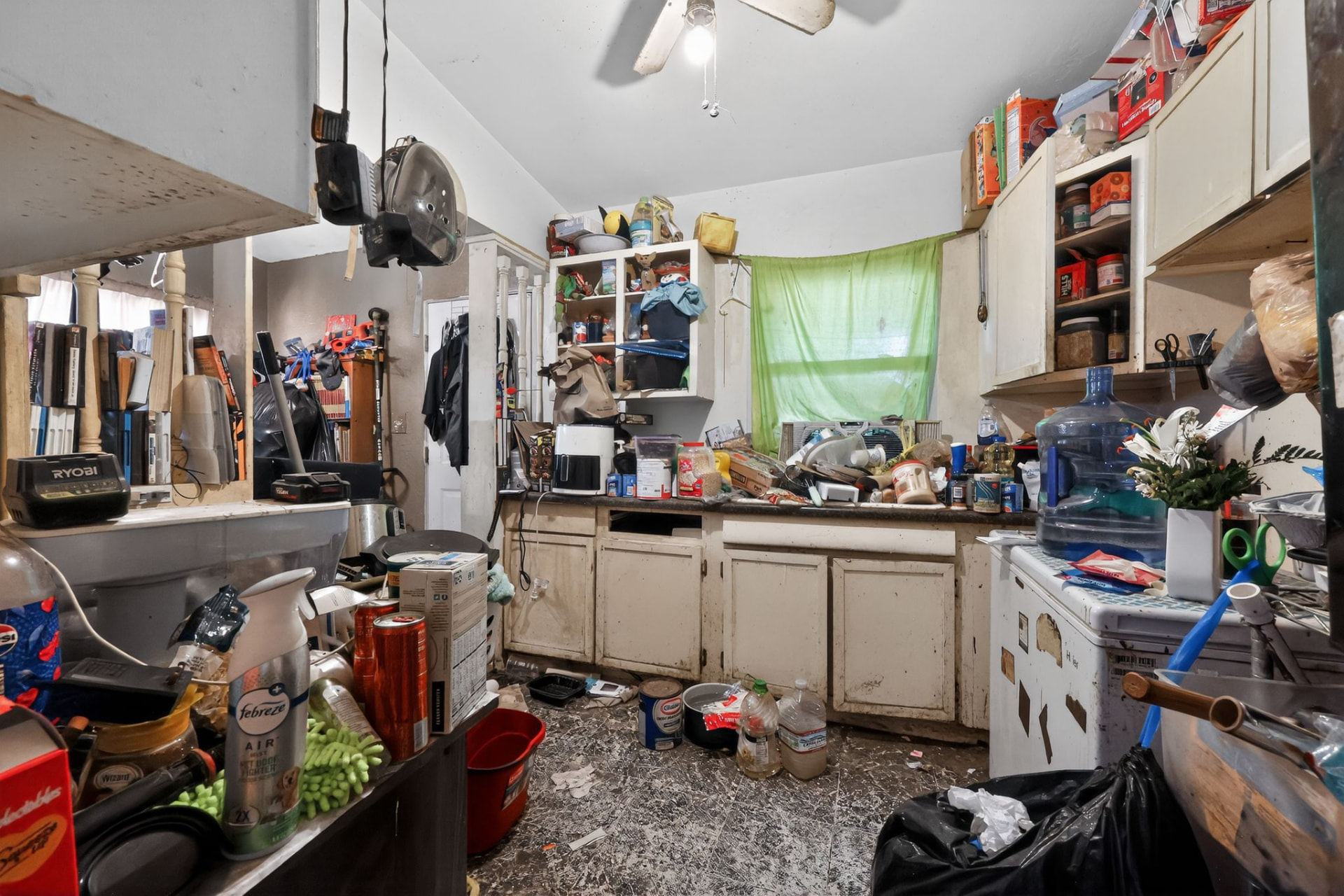 Kitchen before remodeling at 4431 Southmore Dr